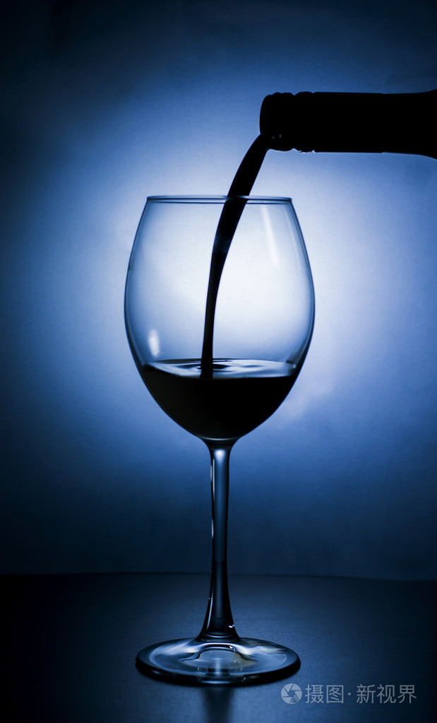 正在往杯子里倒酒剪影
