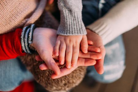 妈妈, 爸爸和小儿子,手牵着手关闭主题孩子的生日聚会,食物和糖果.