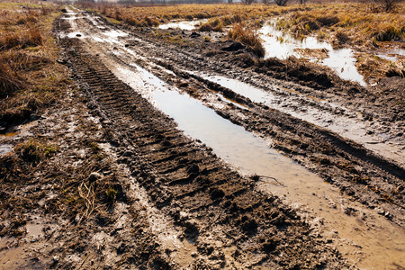 泥泞的乡间小路插画