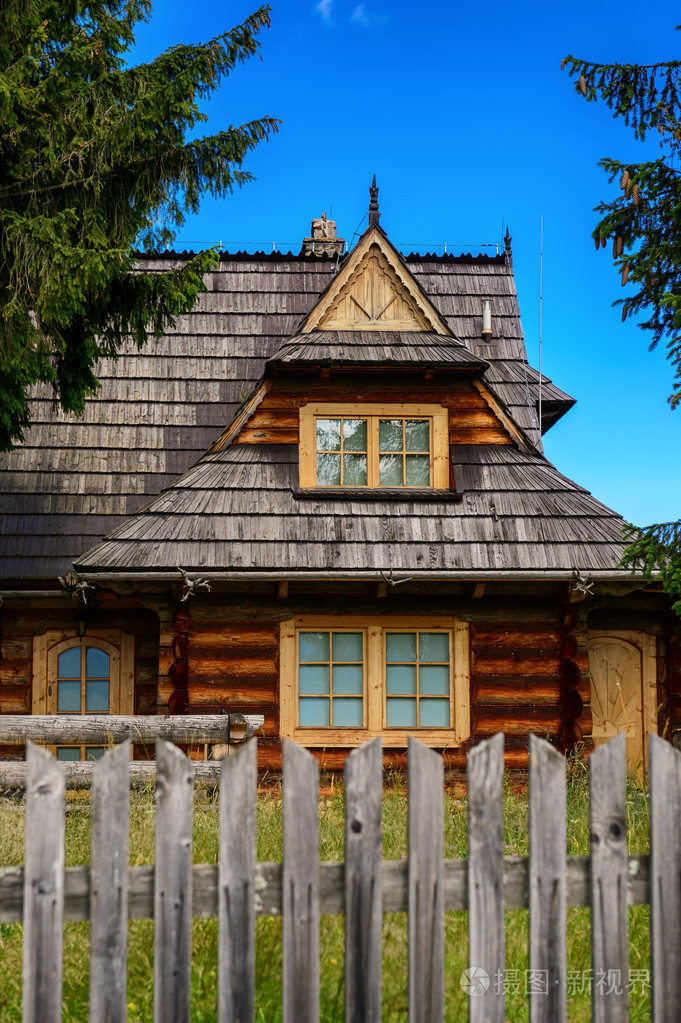 在山上的旧农村小屋