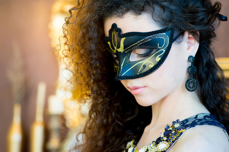 带着假面舞会面具的女孩照片