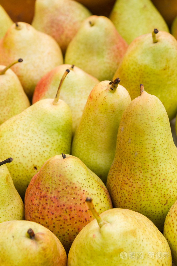 在商店柜台上美味成熟梨子
