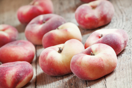 粉红桃子旧的木制背景上平粉红桃子照片