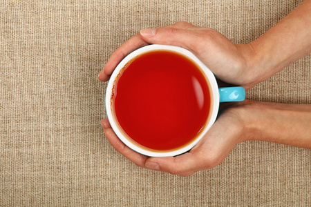 两个女人双手捧着杯红红茶插画