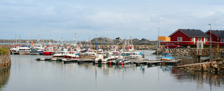 岸边的渔船图片