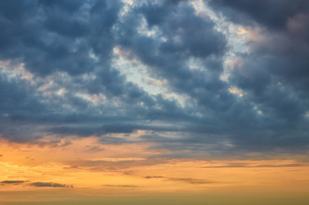 阴天傍晚的夕阳的天空图片