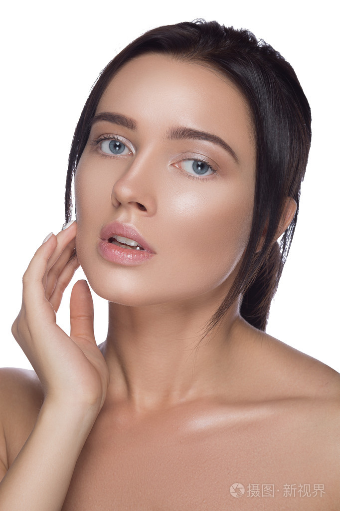 spa 美女抚摸她的脸.新鲜的完美肤质.纯模式.青年和护理概念