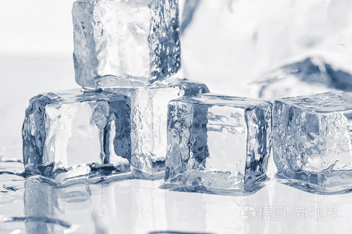 冰块在桌子上