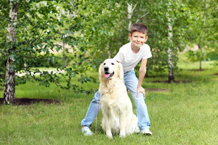 小男孩和可爱的小狗在公园里图片