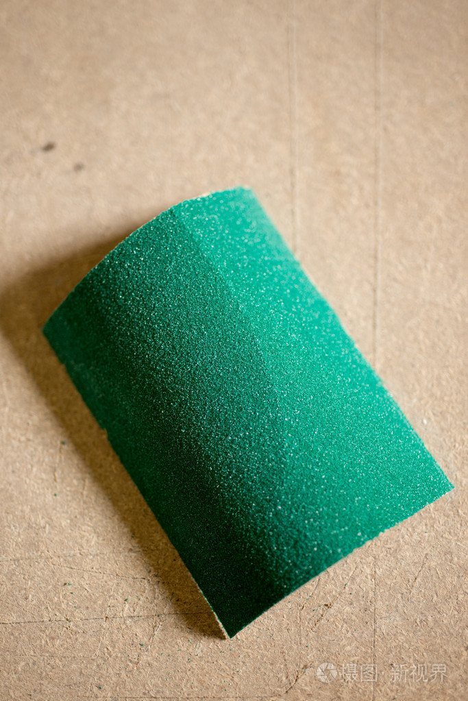 胶合板表面的绿色砂纸片