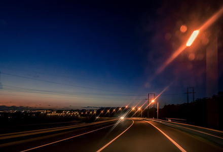 夜间道路灯图片