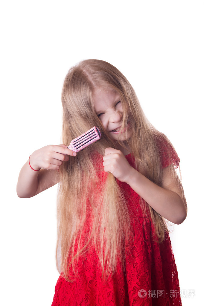 纠结的长头发梳的伤心的女孩