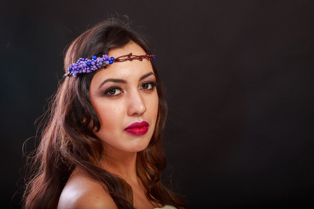 漂亮的黑发女郎,她的头发,黑白照片中的花圈照片