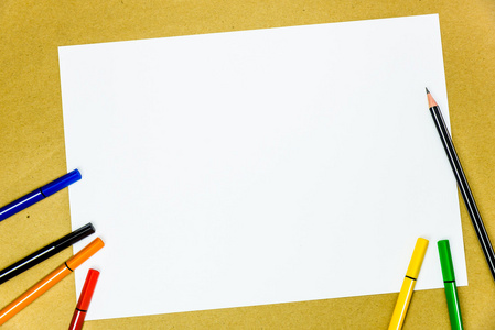 白色空白纸和书写工具的颜色 复制背景空间照片