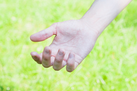 男手伸手去拿东西那个女孩正在努力接球.准备抓玩具的孩子.