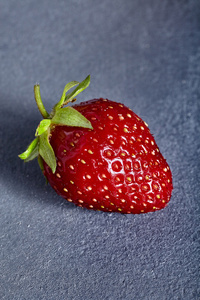 单草莓石背景图片