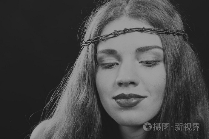 漂亮的黑发女郎她的头发黑白照片中的花圈