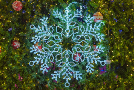 雪花轻和圣诞树上的装饰装饰图片