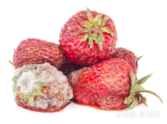 烂草莓上白色孤立