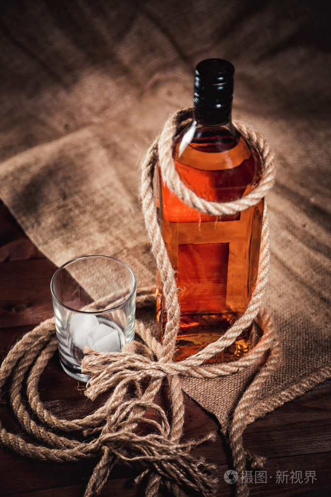 一杯加冰波旁威士忌酒