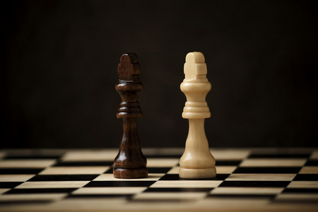 国际象棋棋盘上的棋子图片
