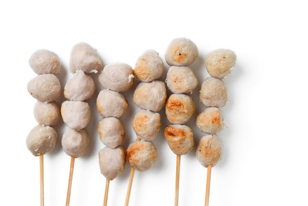 烧烤肉丸子在白色背景上照片