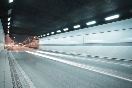 湖北高速城市公路隧道的夜景照片
