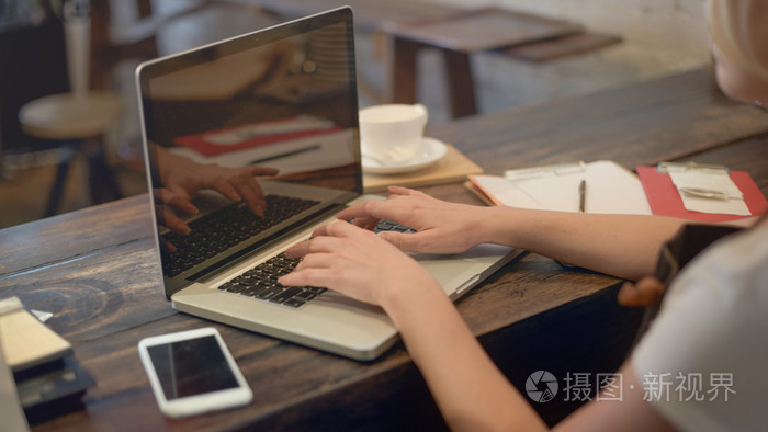 在电脑前工作时的咖啡馆里的女人