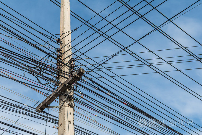 电杆和无序, 混乱的输电线路与反对