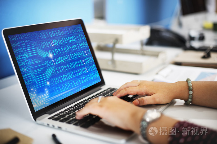 在电脑屏幕上的二进制代码
