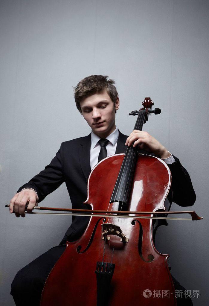 大提琴的年轻人