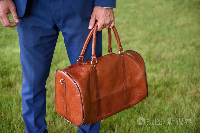 扛着箱子的西装的男人