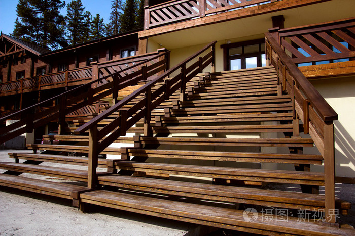 到街上的木楼梯露台入口的房子