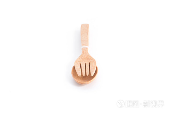 木制的勺子和叉子，白色背景上