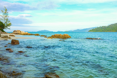 海滩和大海在早上背景图片