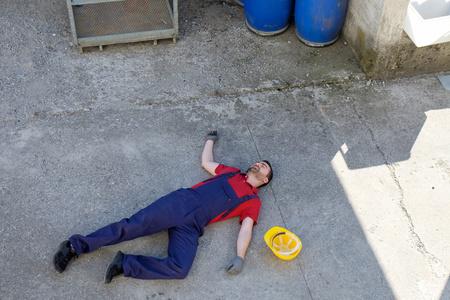 工人的戏剧性损伤后晕倒照片