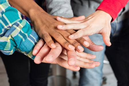 不同的人,团队的双手互相支持照片