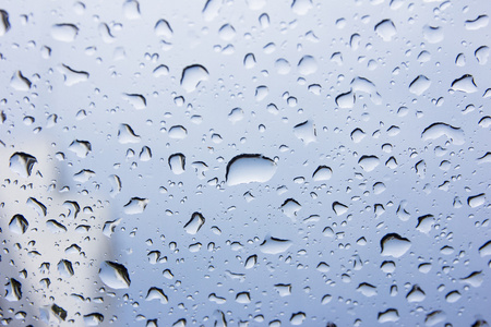 滴的雨水玻璃,透明窗口上的雨滴照片