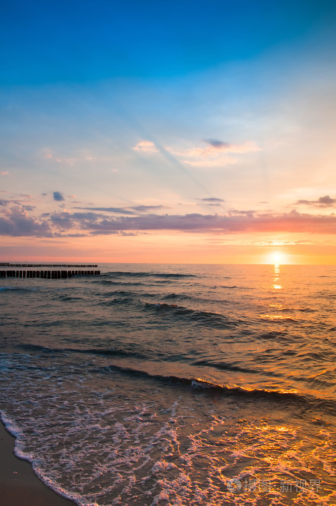 雄伟壮观的日落海上