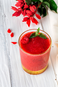 草莓慕斯杯杯草莓奶昔和花照片