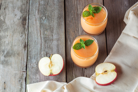 切碎的苹果切碎的苹果和水果冰沙照片