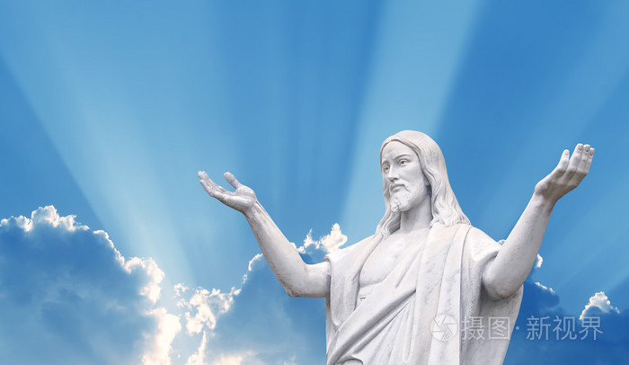 耶稣基督雕像在美丽的天空背景下