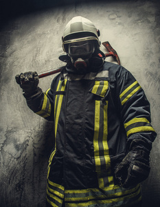 电焊面罩,孤立在黑色背景下,w消防员防护面具在行动救援消防员人防火