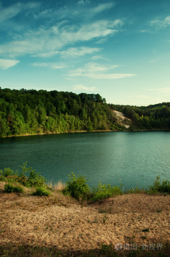 清澈的水和绿色森林湖