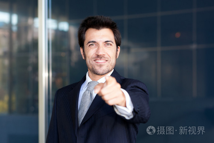 他的手指指着你的商人