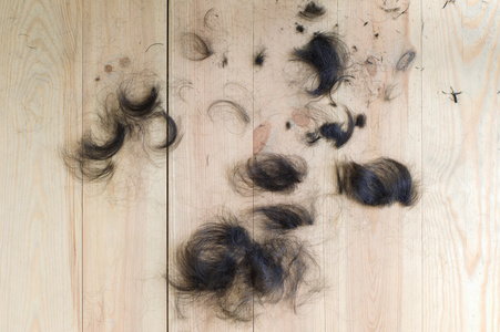 在木地板上剪掉头发照片