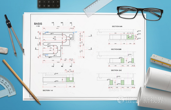 工程图纸的商业设施在办公桌上。绘图的配件被围绕本文