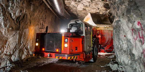 与金矿石装车照片