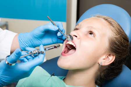 女孩接受牙科治疗图片