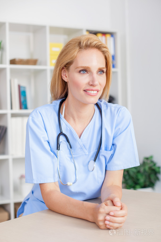 年轻的女医生和医生在办公桌前工作